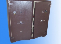 Sabanc� Holding Mega Boy S�per �zel �ift Kap�l� Elektronik �ifreli Tam Z�rhl� Ana G�venlik Kasas� 180*180*85cm 6000k� ( 7900€ ) T�rkiye i�i kar�o dahildir.