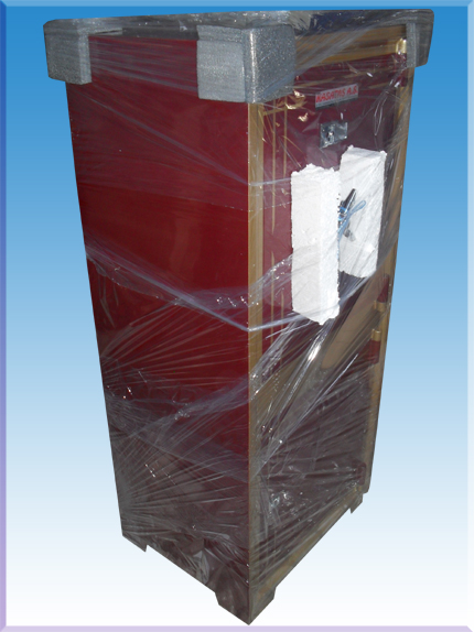 ZZZZ - ÇELİK PARA KASASI AMBALAJLAMADAN ÖNCEKİ KÖŞE KORUMA ŞEKLİNİ VE  KASANIN KOLLARININ YANINA 2 ADET KORUMA KONULMUŞ JİLATİNLENMİŞ  HALİNİ GÖSTEREN RESİMİ