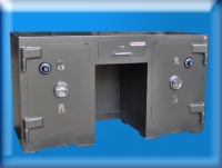 "        B160K2Ç1AYAK1 KAHRAMANMARAŞ BANKO TİPİ ORTASINDA AYAK KOYMA YERLİ KUYUMCU KASASI 88*160*60CM 1600KĞ ( 2399€ )+KDV