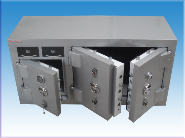 *B170K3Ç2M1E1A4 BİTLİS GÜROYMAK BANKO TİPİ OKSİJEN KAYNAGI VE MATKAOLA DELMEYE KARŞI YÜKSEK GÜVENLİKLİ 3 KAPAKLI ELEKTRONİK ŞİFRELİ VE MEKANİK ŞİFRELİ DIŞTA 2 ÇEKMECELİ 1.000.000 DA 1 AÇILMA İHTİMALLİ 4 ADET ÖZEL ANAHTARLI KUYUMCU KASASI 80*170*60CM 1700KĞ ( 2550€ )+KDV ÜCRETSİZ KARGO - KAPIDA ÖDE
