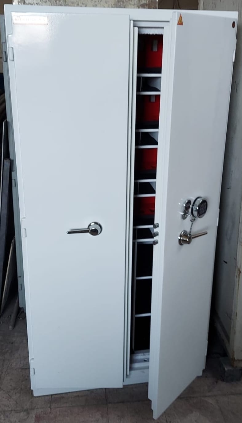 " RÖNESANS TİPİ 7 TÜFEK YERLİ ELEKTRONİK ŞİFRELİ VE ANAHTARLI İÇİNDE PRİZLİ VE İÇİ LED AYDINLATMALI 1 BÜYÜK VE 2 KÜÇÜK KASA ANAHTARLI DOLAPLI 3 RAFLI GARDLOP TİPİ TÜFEK VE44 TABANCA YERLİ MÜHİMMAT KASASI 195*100*62CM 300KĞ ( 199.999TL )+KDV ADRESE TESLİM