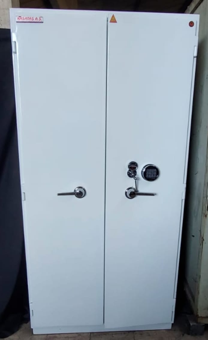 " RÖNESANS TİPİ 7 TÜFEK YERLİ ELEKTRONİK ŞİFRELİ VE ANAHTARLI İÇİNDE PRİZLİ VE İÇİ LED AYDINLATMALI 1 BÜYÜK VE 2 KÜÇÜK KASA ANAHTARLI DOLAPLI 3 RAFLI GARDLOP TİPİ TÜFEK VE44 TABANCA YERLİ MÜHİMMAT KASASI 195*100*62CM 300KĞ ( 199.999TL )+KDV ADRESE TESLİM