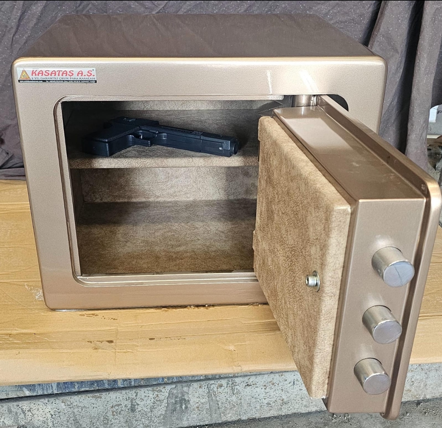 "             001EACK TİPİ EV VE OFİS TİPİ KOMPLE 10MM ZIRH ÇELİKLİ ELEKTRONİK ŞİFRELİ YILDIZ KOLLU RADÜSLÜ KAPAKLI İÇİ KALİTELİ KADİFE KAPLAMA ÇELİK PARA KASASI 40*50*40CM 97KĞ ( 1499€ )+KDV ADRESE TESLİM