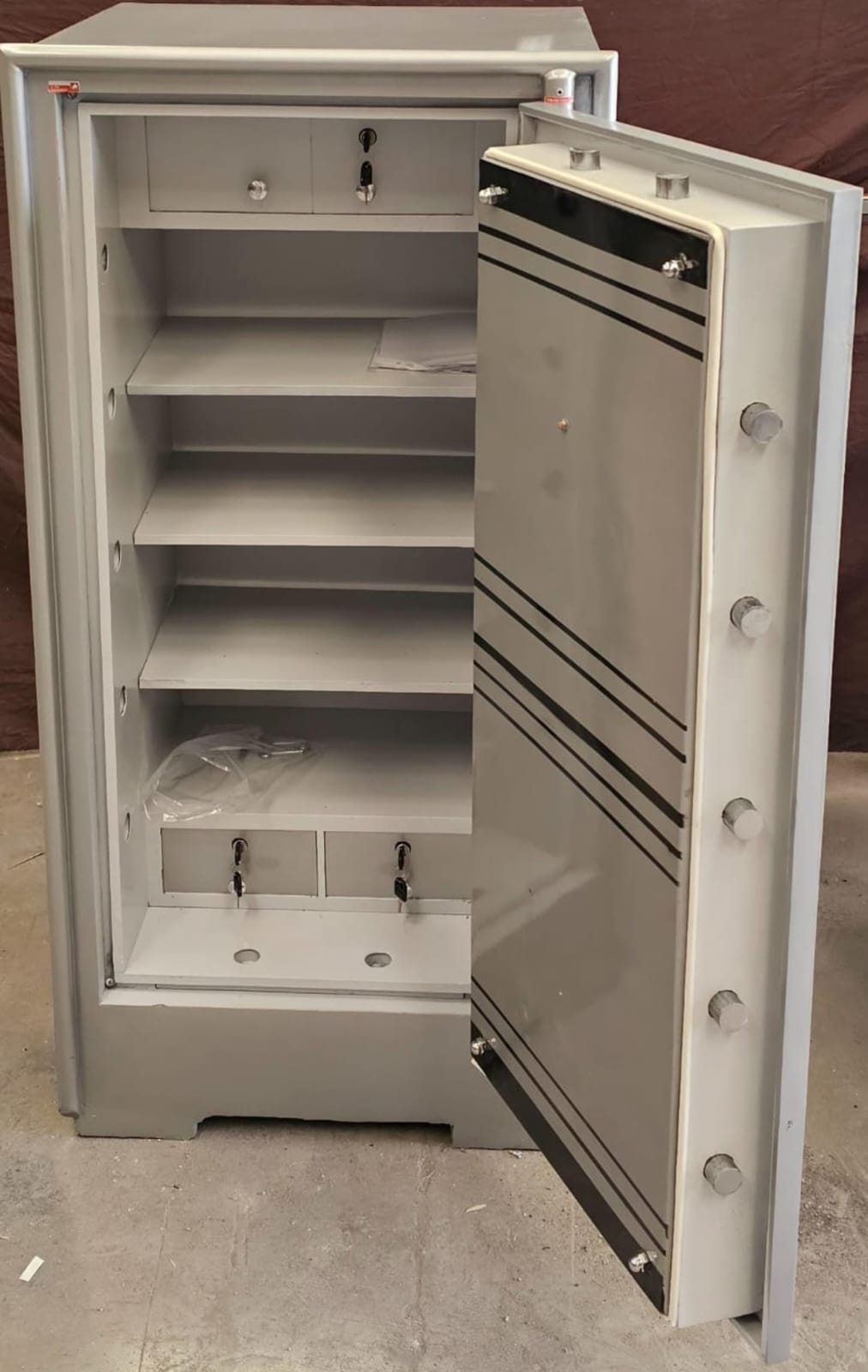 "      0010BORULU OFİS TİPİ 2 ÖZEL 1.000.000DA 1 AÇILMA İHTİMALLİ ANAHTARLI OKSİJEN KAYNAĞI İLE KESMEYE VE MATKAPLA DELMEYE KARŞI YÜKSEK GÜVENLİKLİ TANK ZIRHLI İÇİNDE 1 ÜSTTE DOLAPLI 3 SEYYAR RAFLI  ALTTA 2 ÇEKMECELİ ÖZEL  TABAN GİZLİ GÖZLÜ 3 ANAHTARLI 1 ADET PARMAKİZLİ ELEKTRONİK ŞİFRELİ ÇELİK PARA KASASI 120*70*60CM 600KĞ ( 2400€ )+KDV ADRESE TESLİM