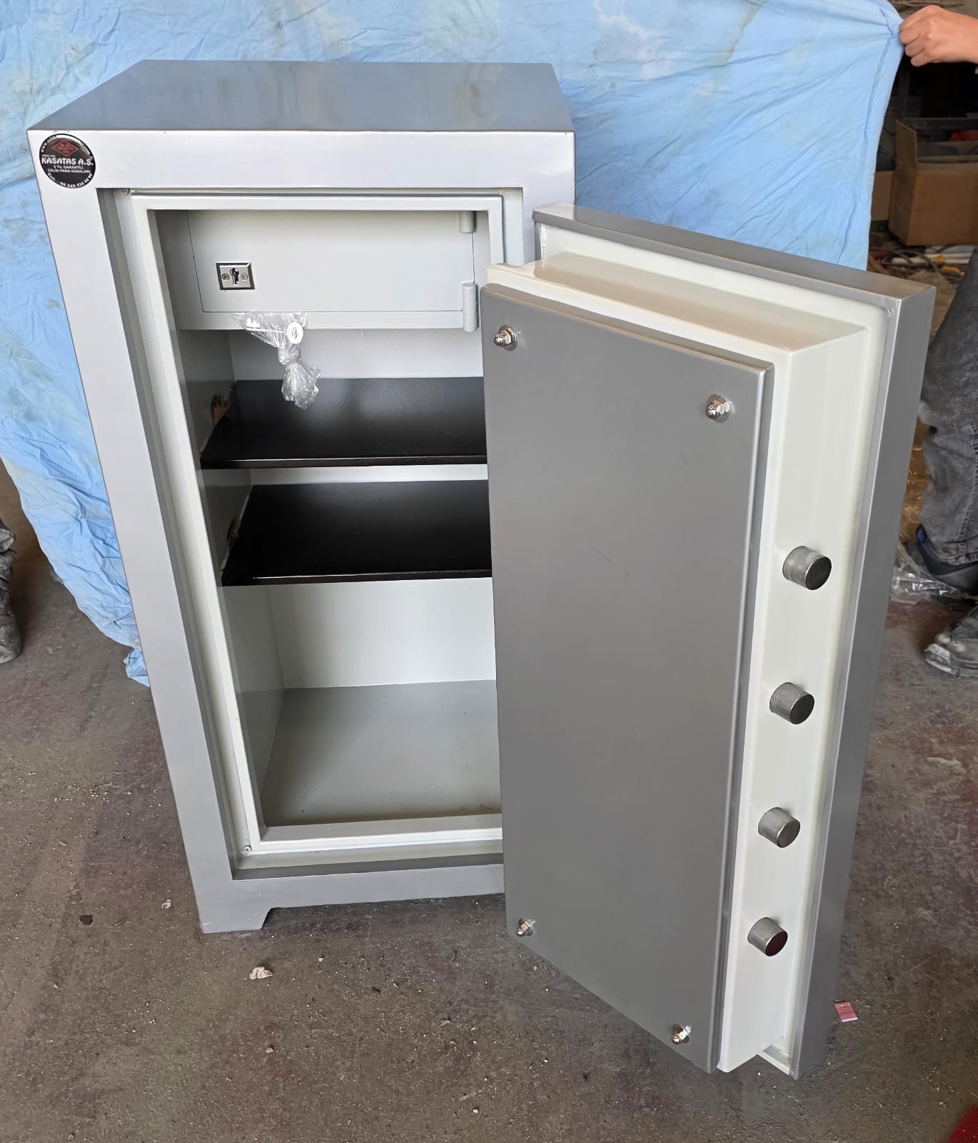 "      0008A2E GERMANYSAFE ALMAN TİPİ 1 Cİ SINIF LÜKS ULUSLARARASI STANDARTLARDA OKSİJENLE KESMEYE VE MATKAP DELMEYE KARŞI YÜKSEK GÜVENLİKLİ 2 ÖZEL ANAHTARLI VE ELEKTRONİK ŞİFRELİ ÇELİK PARA KASASI DIŞ ÖLÇÜSÜ 105*53*50CM İÇ ÖLÇÜSÜ 85*40*30CM 500KĞ ( 1999€ )+KDV