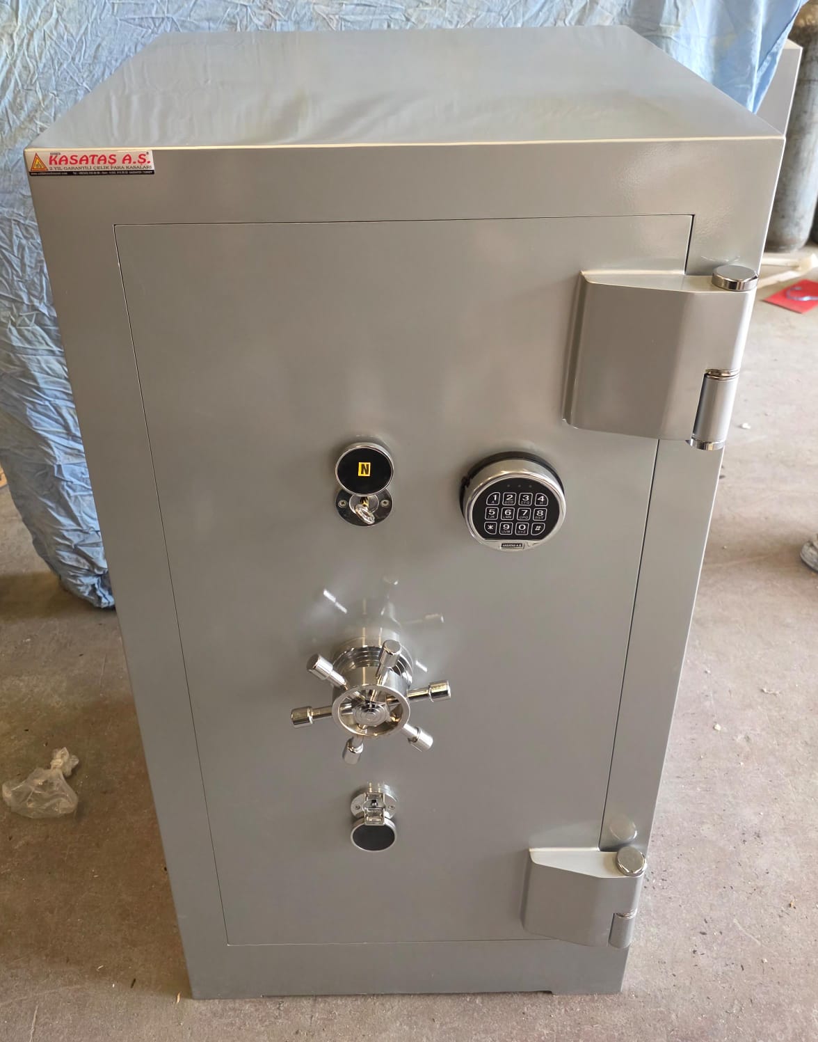 "       0010TUANAMANSUR OFİS TİPİ 2 ÖZEL 1.000.000DA 1 AÇILMA İHTİMALLİ ANAHTARLI OKSİJEN KAYNAĞI İLE KESMEYE VE MATKAPLA DELMEYE KARŞI YÜKSEK GÜVENLİKLİ ZIRHLI TABAN GİZLİ GÖZLÜ ÇELİK PARA KASASI 120*70*60CM 700KĞ ( 2400€ )+KDV ADRESE TESLİM