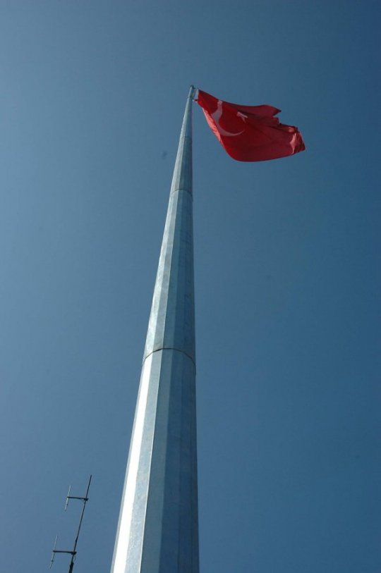. 50METRE YÜKSEKLİKTEKİ UÇAK İKAZ LAMBALI SICAK DALDIRMA GALVENİZ KAPLI GALVENİZLİ KONİK SİSTEM 160KM HIZDA RÜZGARA GÖRE TASARLANMIŞ BAYRAK ÇUBUKLU VE BONCUK TUTMALI MOTORLU - ASANSÖRLÜ SİSTEMLİ 360 DERECE SONSUZ DÖNER BAŞLIKLI TEMEL ANKRAJLARI DAHİL SADE MALZEME BAYRAK DİREGİNİ ( 49000€ )+KDV ADRESE TESLİM  MONTAJ HARİÇ