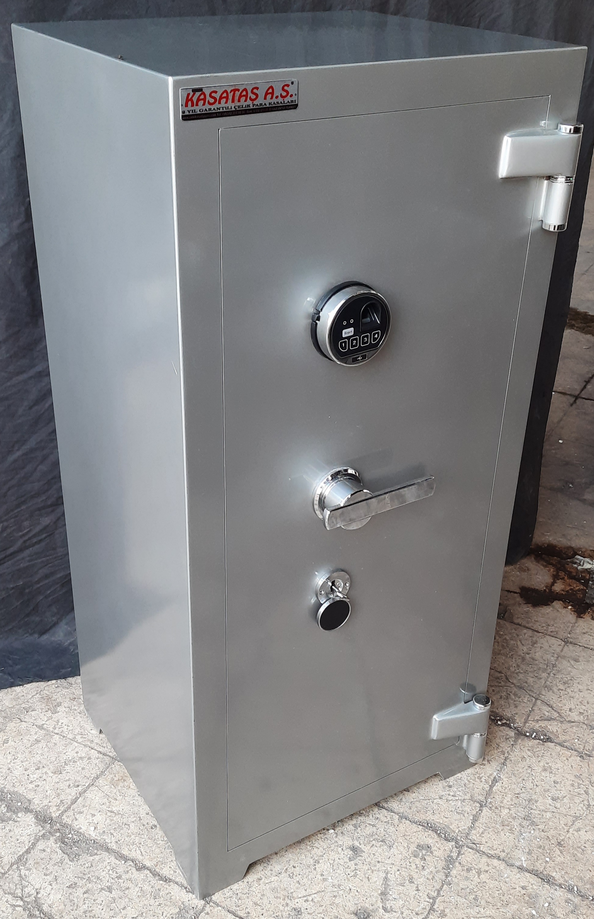 "0010BTCPEFATİ2AZE OFİS TİPİ 1 ÖZEL 1.000.000DA 1 AÇILMA İHTİMALLİ ANAHTARLI VE PARMAK İZLİ ELEKTRONİK ŞİFRELİ OKSİJEN KAYNAĞI İLE KESMEYE VE MATKAPLA DELMEYE KARŞI YÜKSEK GÜVENLİKLİ ZIRHLI ÇELİK PARA KASASI 120*56*56CM 500KĞ ( 69.999TL )+KDV ADRESE TESLİM