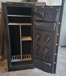 017KRTLIKDFR VİLLA TİPİ 8 TÜFEK İÇİN KASA İÇİ KUMAŞ KADİFE KAPLI 8 TÜFEK VE DERİ KAPLI 4 TABANCA GÖZLÜ KAPAKTA DERİ KAPLI MÜHİMMAT YERLİ 2 ANAHTARLI TÜFEK KASASI 170*70*50CM 200KĞ ( 3999€ )+KDV