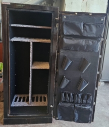 017KRTLIKDFR VİLLA TİPİ 8 TÜFEK İÇİN KASA İÇİ KUMAŞ KADİFE KAPLI 8 TÜFEK VE DERİ KAPLI 4 TABANCA GÖZLÜ KAPAKTA DERİ KAPLI MÜHİMMAT YERLİ 2 ANAHTARLI TÜFEK KASASI 170*70*50CM 200KĞ ( 3999€ )+KDV