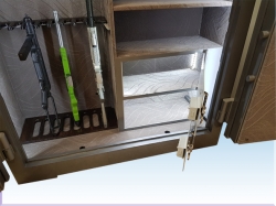 " BODRUM TİPİ 10 TÜFEK YERLİ ELEKTRONİK ŞİFRELİ VE ANAHTARLI İÇİNDE PRİZLİ VE İÇİ LED AYDINLATMALI 1 BÜYÜK VE 2 KÜÇÜK KASA ANAHTARLI DOLAPLI 3 RAFLI GARDLOP TİPİ TÜFEK VE MÜHİMMAT KASASI 180*120*45CM 300KĞ ( 199.690TL )+KDV ADRESE TESLİM