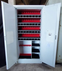 "   RÖNESANS TİPİ 7 TÜFEK YERLİ ELEKTRONİK ŞİFRELİ VE ANAHTARLI İÇİNDE PRİZLİ VE İÇİ LED AYDINLATMALI 1 BÜYÜK VE 2 KÜÇÜK KASA ANAHTARLI DOLAPLI 3 RAFLI GARDLOP TİPİ TÜFEK VE44 TABANCA YERLİ MÜHİMMAT KASASI 195*100*62CM 300KĞ ( 199.690TL )+KDV ADRESE TESLİM