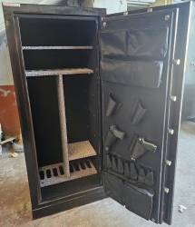 017KRTLIKDFR VİLLA TİPİ 8 TÜFEK İÇİN KASA İÇİ KUMAŞ KADİFE KAPLI 8 TÜFEK VE DERİ KAPLI 4 TABANCA GÖZLÜ KAPAKTA DERİ KAPLI MÜHİMMAT YERLİ 2 ANAHTARLI TÜFEK KASASI 170*70*50CM 200KĞ ( 3999€ )+KDV