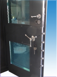 BR7 KURŞUN GEÇİRMEZ HALFETİ TİPİ 2 ADET ÇİFT YÖNLÜ KOLLU KAPI KAPANINCA AKILLI KİLİTLEME SİSTEMLİ 2 ADET  60*60CM BR KURŞUN GEÇİRMEZ CAMLI CAM ÖNÜ HASIR TEL KORUMALI 7016 ANTRASİT GRİ RENK NÖBET KULÜBESİ KAPISI 210*110*20 CM 500 KĞ ( 4.750€ )+KDV ADRESE TESLİM