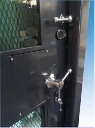 BR7 KURŞUN GEÇİRMEZ HALFETİ TİPİ 2 ADET ÇİFT YÖNLÜ KOLLU KAPI KAPANINCA AKILLI KİLİTLEME SİSTEMLİ 2 ADET  60*60CM BR KURŞUN GEÇİRMEZ CAMLI CAM ÖNÜ HASIR TEL KORUMALI 7016 ANTRASİT GRİ RENK NÖBET KULÜBESİ KAPISI 210*110*20 CM 500 KĞ ( 4.750€ )+KDV ADRESE TESLİM