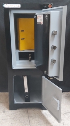 ZZZ008AÖ ÖZEL OFİS TİPİ ALTI DOLAPLI ÖZEL MAYMUNCUK AÇMAZ ANAHTARLI ORTA ANAHTAR ALTI MATKAP DELMEZ ÇELİKLİ( 7*11CM ) TABLA GİZLİ GÖZLÜ ÇELİK PARA KASASI 105*48*39CM 180KĞ ( 19999TL )+KDV