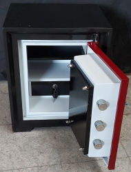 "     0002AÖ ADANA OFİS MASA ALTI  TİPİ 2 ÖZEL MAYMUNCUK AÇMAZ ANAHTARLI  ANAHTAR ALTI 7*11CM MATKAP DELMEZ ÇELİKLİ TABLA GİZLİ GÖZLÜ ÇELİK PARA KASASI 55*46*39CM 115KĞ ( 18999TL )+KDV ADRESE TESLİM