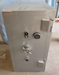 "       0010TUANAMANSUR OFİS TİPİ 2 ÖZEL 1.000.000DA 1 AÇILMA İHTİMALLİ ANAHTARLI OKSİJEN KAYNAĞI İLE KESMEYE VE MATKAPLA DELMEYE KARŞI YÜKSEK GÜVENLİKLİ ZIRHLI TABAN GİZLİ GÖZLÜ ÇELİK PARA KASASI 120*70*60CM 700KĞ ( 2400€ )+KDV ADRESE TESLİM