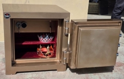 "    002UZMAN 7CM DOLGULU EV VE OFİSTİPİ YÜKSEK GÜVENLİKLİ HERKÜL CAM KİLİTLEMELİ TANK ZIRHLI ELİPS DOLGULU ÇELİK PARA KASASI 55*55*55CM 300KĞ ( 1100€ )+KDV