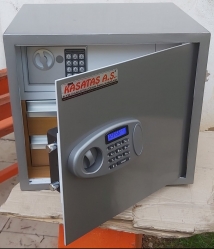 "  EV TİPİ LCD EKRANLI ELEKTRONİK ŞİFRELİ TEKKAPAKLI İÇİNDE ELEKTRONİK ŞİFRELİ DOLAPLI VE İÇİNDE AHŞAP 2 ADET ÇEKMECELİ ELEKTRONİK ŞİFRELİ ÇELİK PARA KASASI 50*50*50CM 50KĞ ( 899€ )+KDV