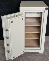 "       0008TERS TERS KAPAKLI TİPİ 1 Cİ SINIF LÜKS ULUSLARARASI STANDARTLARDA OKSİJENLE KESMEYE VE MATKAP DELMEYE KARŞI YÜKSEK GÜVENLİKLİ 2 ÖZEL ANAHTARLI VE ELEKTRONİK ŞİFRELİ ÇELİK PARA KASASI DIŞ ÖLÇÜSÜ 90*50*50CM İÇ ÖLÇÜSÜ 75*40*30CM 400KĞ ( 1999€ )+KDV ADRESE TESLİM