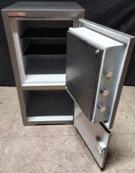 "       008AE EGM ÖZEL OFİS TİPİ ALTI DOLAPLI ÖZEL MAYMUNCUK AÇMAZ ANAHTARLI ORTA ANAHTAR ALTI MATKAP DELMEZ ÇELİKLİ( 7*11CM ) TABLA GİZLİ GÖZLÜ ÇELİK PARA KASASI 102*50*50CM 200KĞ ( 899€ )+KDV