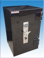 "    008KILINÇ3 GERMANYSAFE GAZİANTEP OFİS TİPİ 10 NUMARA KASA 1 ADET MAYMUNCUK AÇMAZ MATKAP DELMEZ OKSİJEN KESMEZ  YÜKSEK GÜVENLİKLİ PİKLİ ÇELİKLİ 11CM DOLGULU TABAN AMORTİSÖRLÜ GİZLİ GÖZLÜ OTOMATİK KİLİTLEME SİSTEMLİ TEK KAPILI 10CM DOLGULU ELEKTRONİK ŞİFRELİ İÇİ KADİFE KAPLI İÇİNDE DOLAPLI ÇELİK PARA KASASI DIŞ ÖLÇÜSÜ 100*65*60CM İÇ ÖLÇÜSÜ 72*45*35CM  1 TON ( 3.499€ )+KDV ADRESE TESLİM