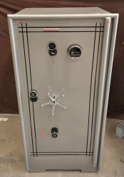 "      0010BORULU OFİS TİPİ 2 ÖZEL 1.000.000DA 1 AÇILMA İHTİMALLİ ANAHTARLI OKSİJEN KAYNAĞI İLE KESMEYE VE MATKAPLA DELMEYE KARŞI YÜKSEK GÜVENLİKLİ TANK ZIRHLI İÇİNDE 1 ÜSTTE DOLAPLI 3 SEYYAR RAFLI  ALTTA 2 ÇEKMECELİ ÖZEL  TABAN GİZLİ GÖZLÜ 3 ANAHTARLI 1 ADET PARMAKİZLİ ELEKTRONİK ŞİFRELİ ÇELİK PARA KASASI 120*70*60CM 600KĞ ( 2400€ )+KDV ADRESE TESLİM