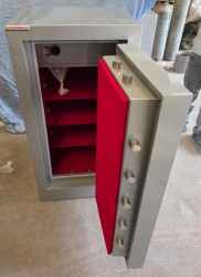 "       0010TUANAMANSUR OFİS TİPİ 2 ÖZEL 1.000.000DA 1 AÇILMA İHTİMALLİ ANAHTARLI OKSİJEN KAYNAĞI İLE KESMEYE VE MATKAPLA DELMEYE KARŞI YÜKSEK GÜVENLİKLİ ZIRHLI TABAN GİZLİ GÖZLÜ ÇELİK PARA KASASI 120*70*60CM 700KĞ ( 2400€ )+KDV ADRESE TESLİM