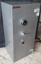 "0010BTCPEFATİ2AZE OFİS TİPİ 1 ÖZEL 1.000.000DA 1 AÇILMA İHTİMALLİ ANAHTARLI VE PARMAK İZLİ ELEKTRONİK ŞİFRELİ OKSİJEN KAYNAĞI İLE KESMEYE VE MATKAPLA DELMEYE KARŞI YÜKSEK GÜVENLİKLİ ZIRHLI ÇELİK PARA KASASI 120*56*56CM 500KĞ ( 69.999TL )+KDV ADRESE TESLİM