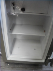 004PEYTF2AM OFİS TİPİ TEKKAPILI 2 ÖZEL ANAHTARLI YAPRAK MENTEŞELİ TOPUZ KOLLU PARMAK İZLİ ELEKTRONİK ŞİFRELİ ÇELİK PARA KASASI ( MONTAJ DELİKLİ ) DIŞ ÖLÇÜSÜ 70*46*39CM İÇ ÖLÇÜSÜ 56*38*23CM 160KĞ ( 799€ )+KDV ADRESE TESLİM